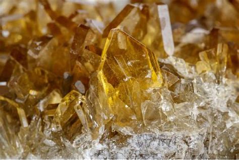  Barite: Une Substance Minérale Indispensable pour la Pétrologie et les Peintures Industrielles!